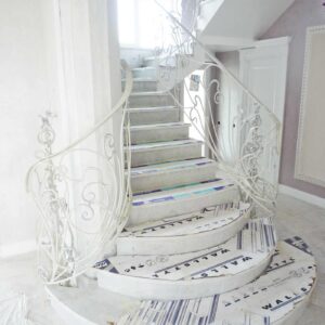парадная белая кованая лестница в гостиной Суворов